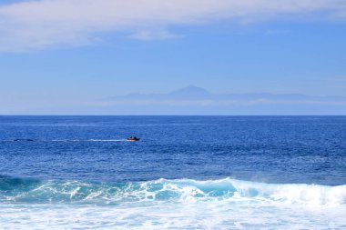 Atlantik Okyanusu ile yanardağ Teide ile Tenerife adanın görünümü arasında