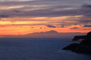 Kanarya Adaları üzerinde günbatımı, Ispanya 'da Gran Canaria, Tenerife, el Teide Yanardağı görünümü