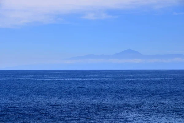 Pohled na ostrov Tenerife s sopkou Teide s Atlantským oceánem mezi — Stock fotografie