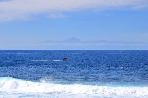 Vista de la isla de Tenerife con el volcán Teide con el Océano Atlántico en medio — Foto de Stock