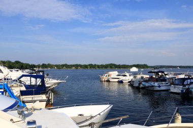 Werder/Havel, Potsdam, Brandenburg, Almanya'da bir tekne ile göl yolculuğu