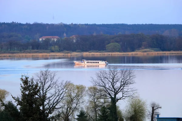 Viagem em lago com um ferry em Werder / Havel, Potsdam, Brandemburgo, Alemanha — Fotografia de Stock