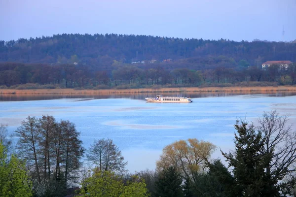 Озеро Вояж з пором в Вердер/Гавел, Потсдам, Міжнародний конгрес-центр в Німеччині — стокове фото