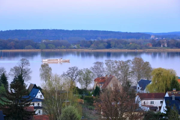 Seereise mit der Fähre in werder / havel, Potsdam, Brandenburg — Stockfoto