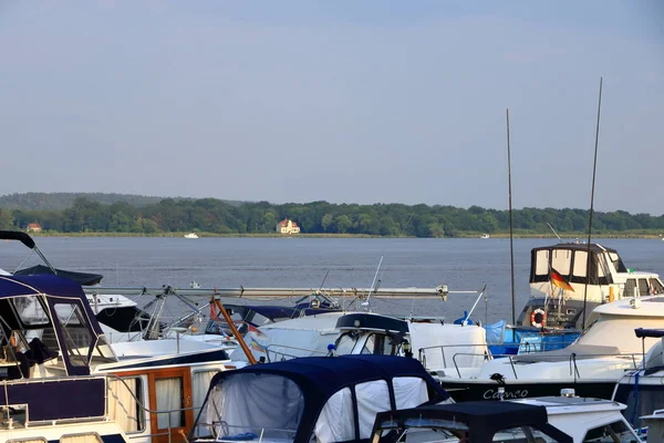 Marina et port d'expédition par beau temps Werder / Havel, Potsdam, Brandebourg, Allemagne — Photo