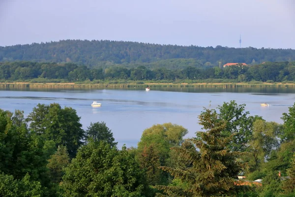 Озеро Вояж з човна в Вердер/Гавел, Потсдам, Міжнародний конгрес-центр, Німеччина — стокове фото