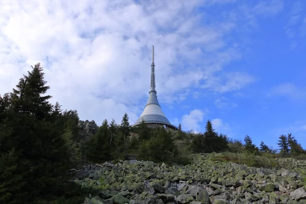 Jested tower, touristenattraktion in der nähe von liberec in der tschechischen republik, europa, fernsehturm — Stockfoto