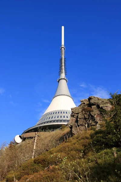 Jested tower, touristenattraktion in der nähe von liberec in der tschechischen republik, europa, fernsehturm — Stockfoto
