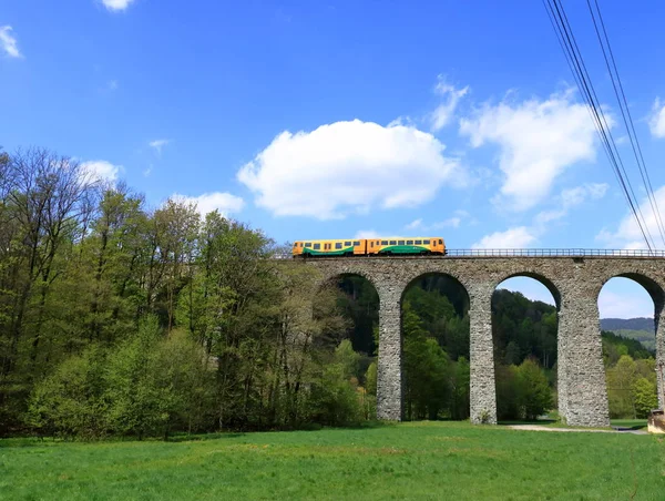 Çek Cumhuriyeti Liberec yakınlarındaki Zeleznicni Demiryolu Viyadüğü — Stok fotoğraf