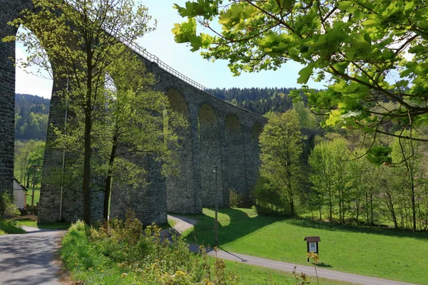 Zeleznicni vasúti viadukt a Cseh Köztársaságban, Liberec közelében — Stock Fotó