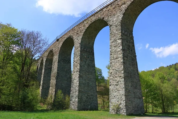 Zeleznicni vasúti viadukt a Cseh Köztársaságban, Liberec közelében — Stock Fotó