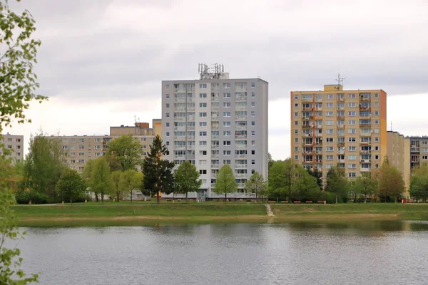 共产主义社会主义建筑。捷克贾巴隆茨公寓社会住宅的建筑细节与模式 — 图库照片