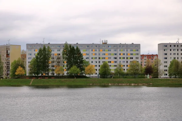 Communistische socialistische architectuur. Architectonische details en patroon van sociale Residentieel appartementen in Jablonec, Tsjechische Republiek — Stockfoto