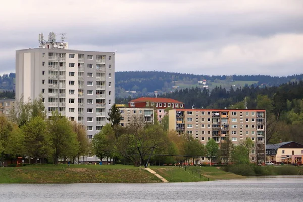 Kommunista szocialista építészet. Az apartmanok építészeti részletei és a szociális lakások mintája Jablonec, Cseh Köztársaság — Stock Fotó