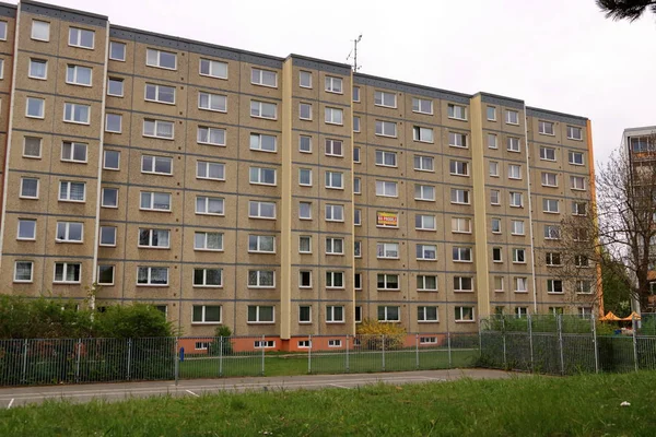 Kommunistische sozialistische Architektur. Architektonisches Detail und Muster der Sozialwohnungen in Jablonec, Tschechische Republik — Stockfoto