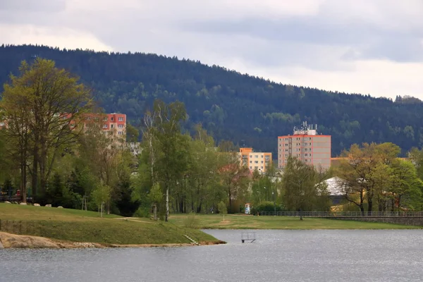 Architettura socialista comunista. Dettaglio architettonico e modello di residenziale sociale di appartamenti a Jablonec, Repubblica Ceca — Foto Stock