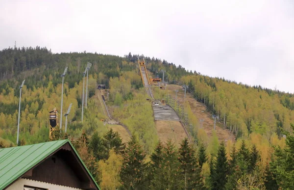Vista do salto de esqui Harrachov no verão — Fotografia de Stock