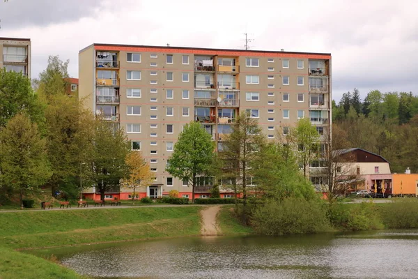 Arquitectura socialista comunista. Detalhe arquitetônico e padrão de residencial social de apartamentos em Jablonec, República Checa — Fotografia de Stock