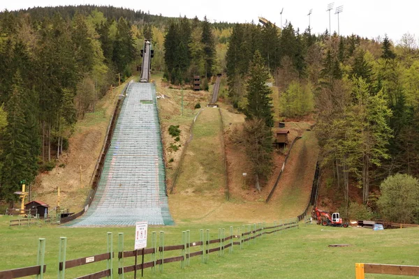 Uitzicht op Harrachov Ski Jump in de zomer — Stockfoto