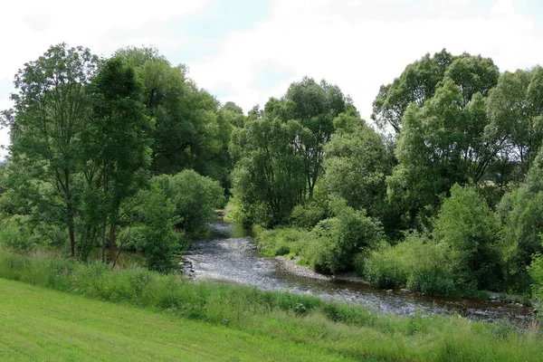 El pequeño río Zschopau en Frankenberg / Sajonia — Foto de Stock