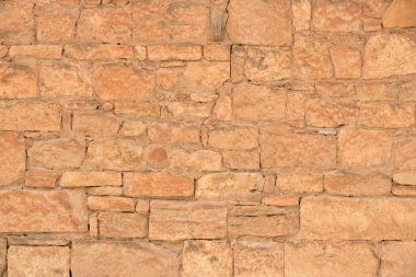 Taş tuğladan büyük sarı duvar