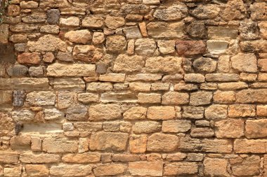 Taş tuğladan büyük sarı duvar