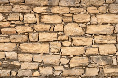 Taş tuğladan büyük sarı duvar