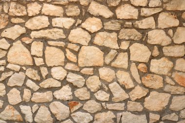 Taş tuğladan büyük sarı duvar