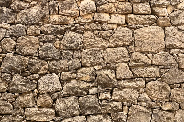 Taş tuğladan büyük sarı duvar