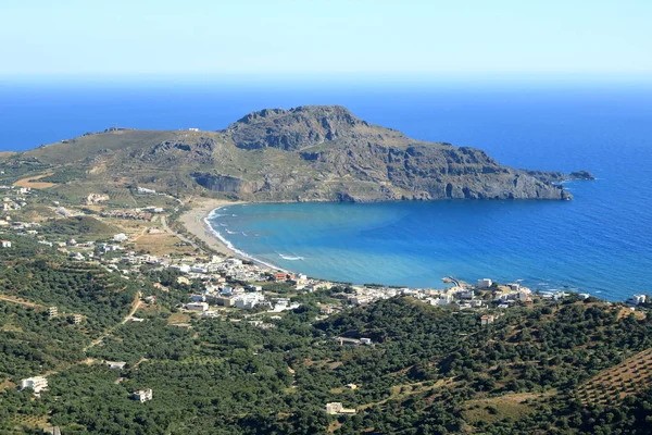 Isla de Creta, hermosa playa y pueblo de pescadores Plakias. Países Bajos — Foto de Stock