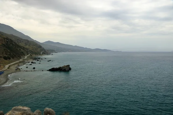 Preveli'de Nehir ve palmiye ormanı çevresinde manzara, Güney Girit, Yunanistan — Stok fotoğraf