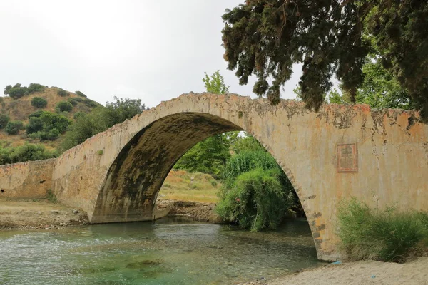 Ponte de pedra Preveli um pouco antes da famosa praia de Creta, na Grécia — Fotografia de Stock