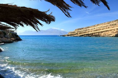Turkuaz su ile Matala plaj, Girit, Yunanistan