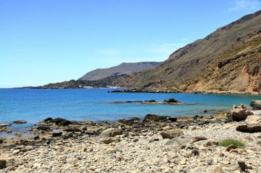 Girit adasında Loutro kasabanın berrak su koyu, Yunanistan