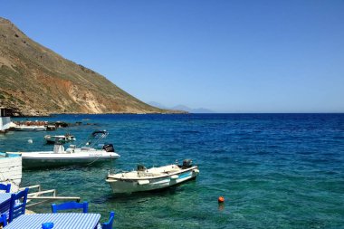Girit adasında Loutro kasabanın berrak su koyu, Yunanistan