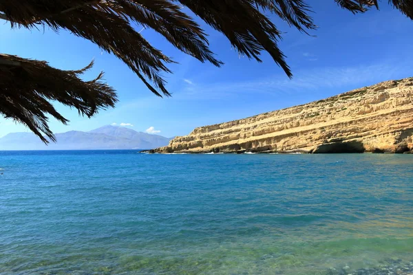 Pláž Matala s tyrkysovou vodou, Krétou, Řeckem — Stock fotografie