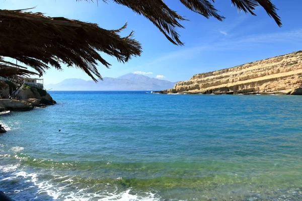 Praia de Matala com água azul-turquesa, Creta, Grécia — Fotografia de Stock