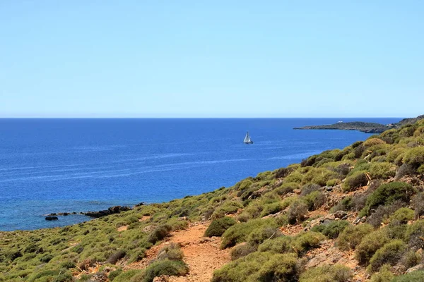 Baía de água limpa de Loutro cidade na ilha de Creta, Grécia — Fotografia de Stock