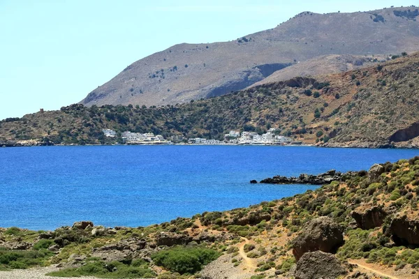 Baie d'eau claire de Loutro ville sur l'île de Crète, Grèce — Photo