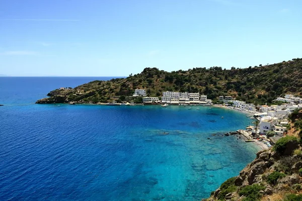 Bahía de agua clara de la ciudad de Loutro en la isla de Creta, Grecia — Foto de Stock