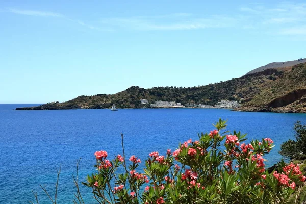 Baía de água limpa de Loutro cidade na ilha de Creta, Grécia — Fotografia de Stock