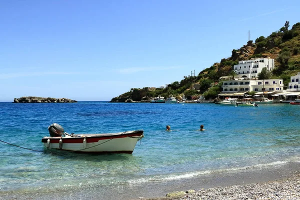 Чистая вода залива города Лутро на острове Крит, Греция — стоковое фото