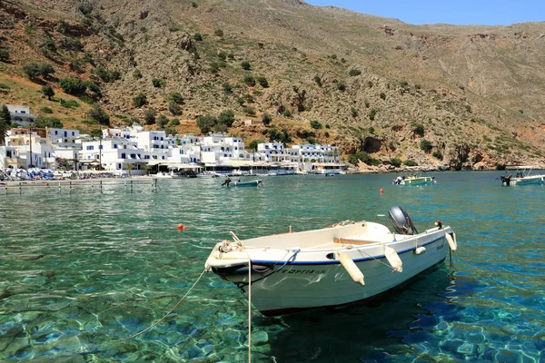 Bahía de agua clara de la ciudad de Loutro en la isla de Creta, Grecia — Foto de Stock