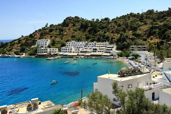 Bahía de agua clara de la ciudad de Loutro en la isla de Creta, Grecia — Foto de Stock