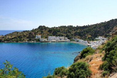 Girit adasında Loutro kasabanın berrak su koyu, Yunanistan