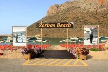 Stavros, Girit adası / Yunanistan - 27 Mayıs 2019: Girit'teki Stavros'taki Yunan Zorba'nın ünlü plajından fotoğraf