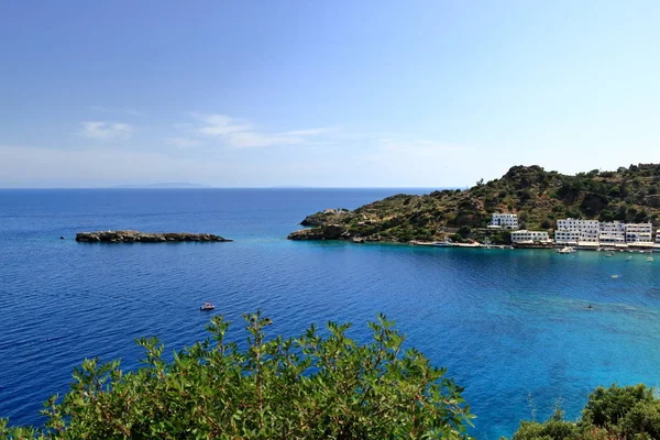 Girit adasında Loutro kasabanın berrak su koyu, Yunanistan — Stok fotoğraf