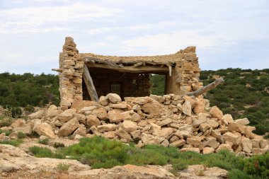 Gavdos'ta yürüyüş. Kap Tripiti'ye sahil yolu. Eski bir yerleşim in harabeleri