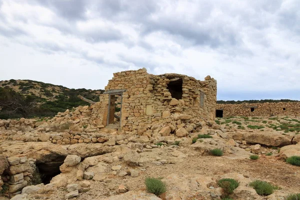 Gavdos'ta yürüyüş. Kap Tripiti'ye sahil yolu. Eski bir yerleşim in harabeleri