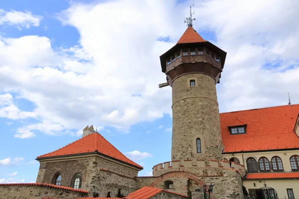 Castillo Hnevin en la ciudad La mayoría en República Checa — Foto de Stock